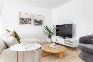 Apartament Deluxe | Sala d'estar | Televisor intel·ligent de 50 polzades amb canals digitals i Netflix 