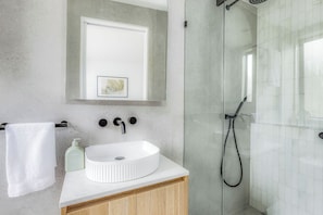 One Bedroom Deluxe Apartment | Badezimmer | Dusche, Hydromassagedusche, kostenlose Toilettenartikel, Haartrockner
