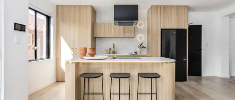 Three Bedrooms Premium Apartment | Cozinha privada | Geladeira, micro-ondas, lava-louças, máquina de café expresso