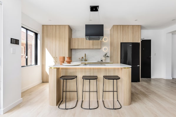 Three Bedrooms Premium Apartment | Private kitchen | Fridge, microwave, dishwasher, espresso maker - Medusa Bondi (Bondi)