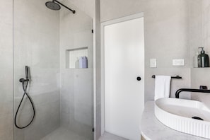 Two Bedrooms Ocean View Apartment | Badezimmer | Dusche, Hydromassagedusche, kostenlose Toilettenartikel, Haartrockner