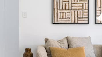 Three Bedrooms Premium Apartment | Área de estar | Smart TV 50 polegadas com canais digitais, Netflix