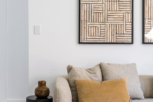Three Bedrooms Premium Apartment | Area soggiorno | Smart TV 50 pollici con canali digitali, Netflix, servizi in streaming
