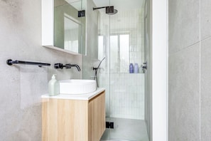 One Bedroom Deluxe Apartment | Badezimmer | Dusche, Hydromassagedusche, kostenlose Toilettenartikel, Haartrockner