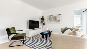 Two Bedrooms Ocean View Apartment | Wohnbereich | 50-Zoll-Smart-TV mit Digitalempfang, Netflix, Streaming-Dienste