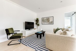 Two Bedrooms Ocean View Apartment | 客廳 | 50 吋智能電視連數碼電視頻道、Netflix、串流服務