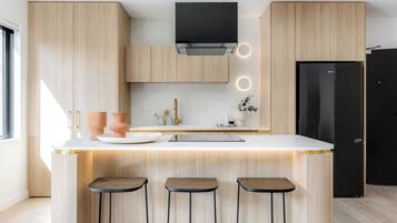 Three Bedrooms Premium Apartment | Eigene Küche | Kühlschrank, Mikrowelle, Geschirrspüler, Espressomaschine