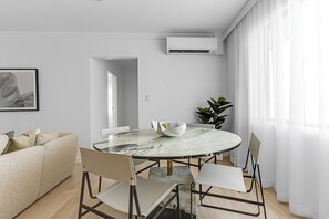 Two Bedrooms Ocean View Apartment | Essbereich im Zimmer