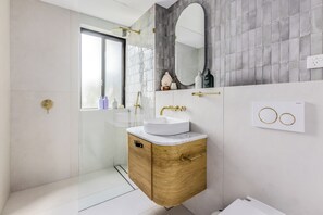 Three Bedrooms Premium Apartment | Bathroom - Medusa Bondi (Bondi)
