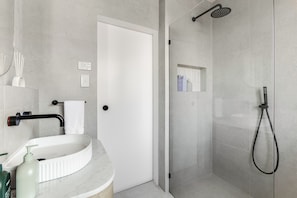 Two Bedrooms Ocean View Apartment | Badezimmer | Dusche, Hydromassagedusche, kostenlose Toilettenartikel, Haartrockner