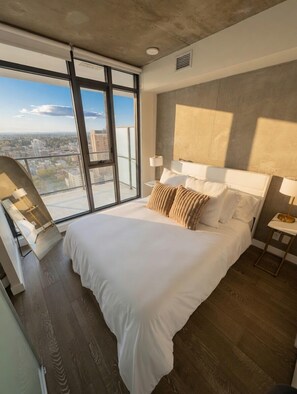 2 bedrooms, iron/ironing board, travel cot, free WiFi - Luxury Condo | 2 Bed | Pool | Gym | Views | Parking | Steps to DT Dining (Calgary)