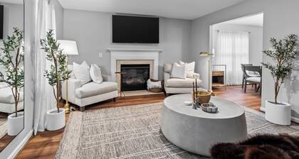 NEW! Crest Stone Manor! LUX•Cozy
Fire pit/Fireplace, Theater TV's, Comfy beds!