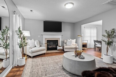 NEW! Crest Stone Manor! LUX•Cozy
Fire pit/Fireplace, Theater TV's, Comfy beds!