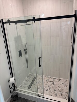 Dusche, Handtücher, Seife, Toilettenpapier
