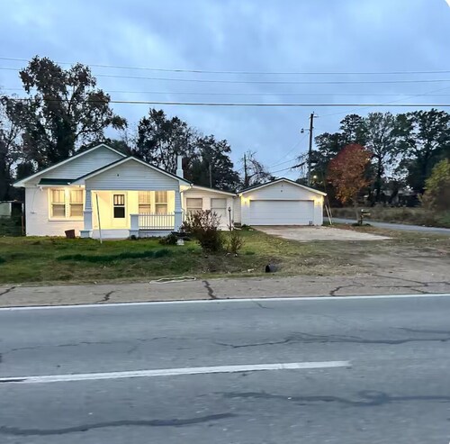 Close to airport, Spacious 3-bedroom house with AC in  industrial area