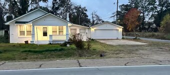 Close to airport, Spacious 3-bedroom house with AC in  industrial area