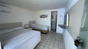 Comfort driepersoonskamer, patio, gedeeltelijk uitzicht op zee