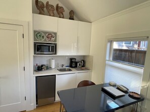 Private kitchen - Modern Rockridge Studio with Private Deck (Oakland)