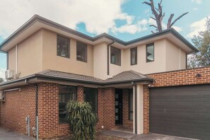 Exterior - New Lisiting Deal Amazing Clayton 3BR Family Home (Clayton)