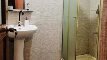 Chambre Double Confort, vue jardin | Salle de bain