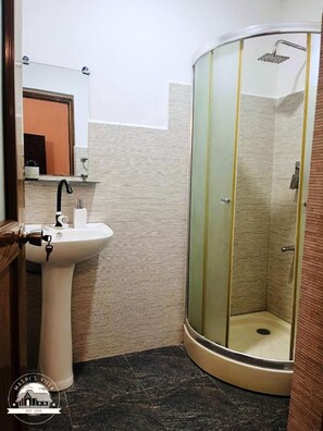 Chambre Double Confort, vue jardin | Salle de bain