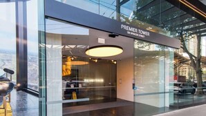 Un edificio moderno con fachada de vidrio y un cartel que dice "Premier Tower 153 Spenchester Street".