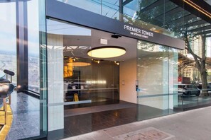 Ein modernes Gebäude mit Glasfassade und einem Schild mit der Aufschrift 'Premier Tower 153 Spenchester Street'.