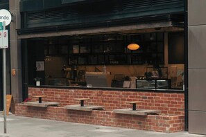 Outdoor dining - Puddings Home Compact Apartment State Library (Melbourne)