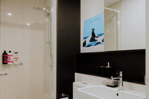 Shower, hair dryer, shampoo - 5 Min to Crown & NGV | Stylish 2BR | City View (Southbank)