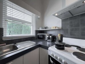 Fridge, microwave, oven, stovetop - Puddings Home Parkville Park 1B next to Monash Unimelb melbzoo (Parkville)