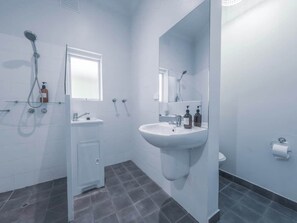 Shower, hair dryer, shampoo - Puddings Home Parkville Park 1B next to Monash Unimelb melbzoo (Parkville)