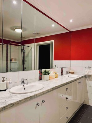 Shower, hair dryer, shampoo - Puddings Home Wheelers Hill A/C WiFi Garden (Wheelers Hill)