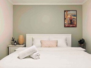 4 bedrooms, iron/ironing board, WiFi, bed sheets - Puddings Home Wheelers Hill A/C WiFi Garden (Wheelers Hill)