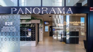 Das Hotel "Panorama" mit moderner Architektur, Fassadenansicht, Whitehorse Road 828.