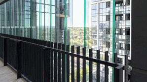 Ein modernes Gebäude mit großen Glasfenstern und einem schwarzen Metallgeländer.