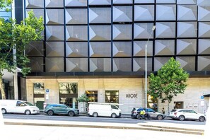 Exterior - Puddings Home Designer City Views & Balcony (Melbourne)