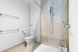 Shower, hair dryer, shampoo - Puddings Home Designer City Views & Balcony (Melbourne)