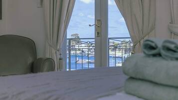 5 bedrooms, iron/ironing board, WiFi, bed sheets