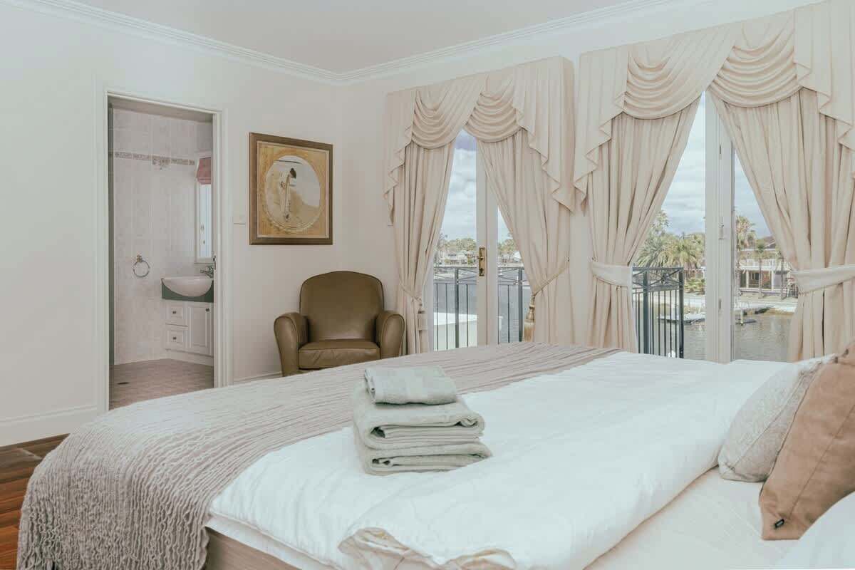 5 bedrooms, iron/ironing board, WiFi, bed sheets