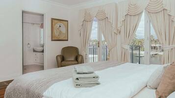 5 bedrooms, iron/ironing board, WiFi, bed sheets