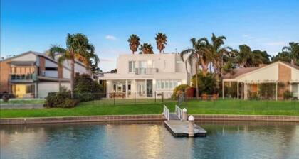 Puddings Home: mooring and waterfront getaway
