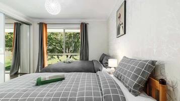 4 bedrooms, iron/ironing board, WiFi, bed sheets
