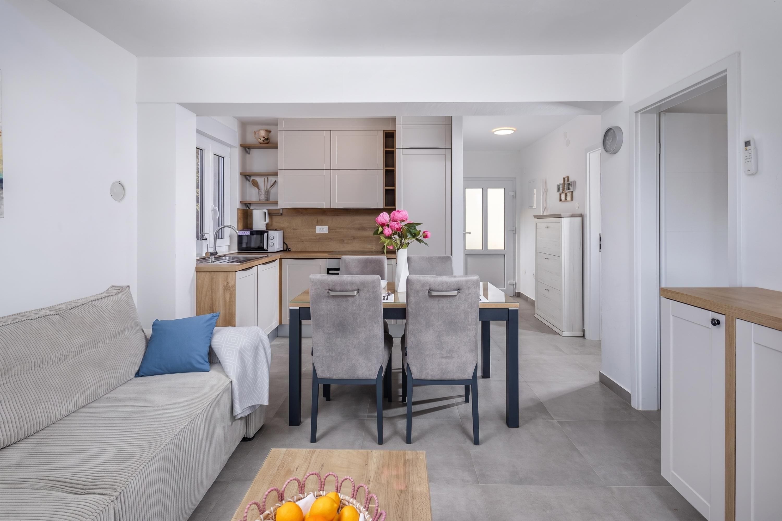 Eine moderne Wohnung mit Wohnzimmer, Essbereich und Küche.