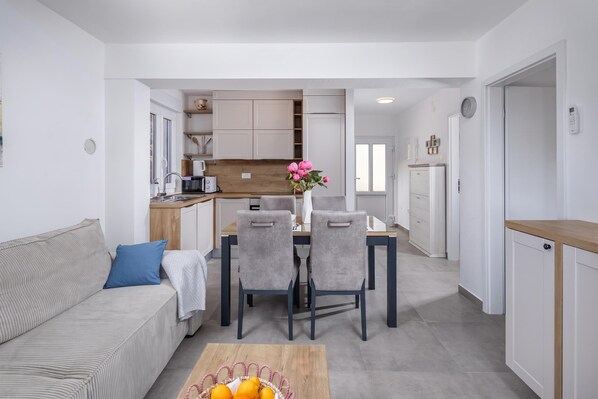 A modern apartment with a living room, dining area, and kitchen. - Susi's Holiday Home (Medulin)