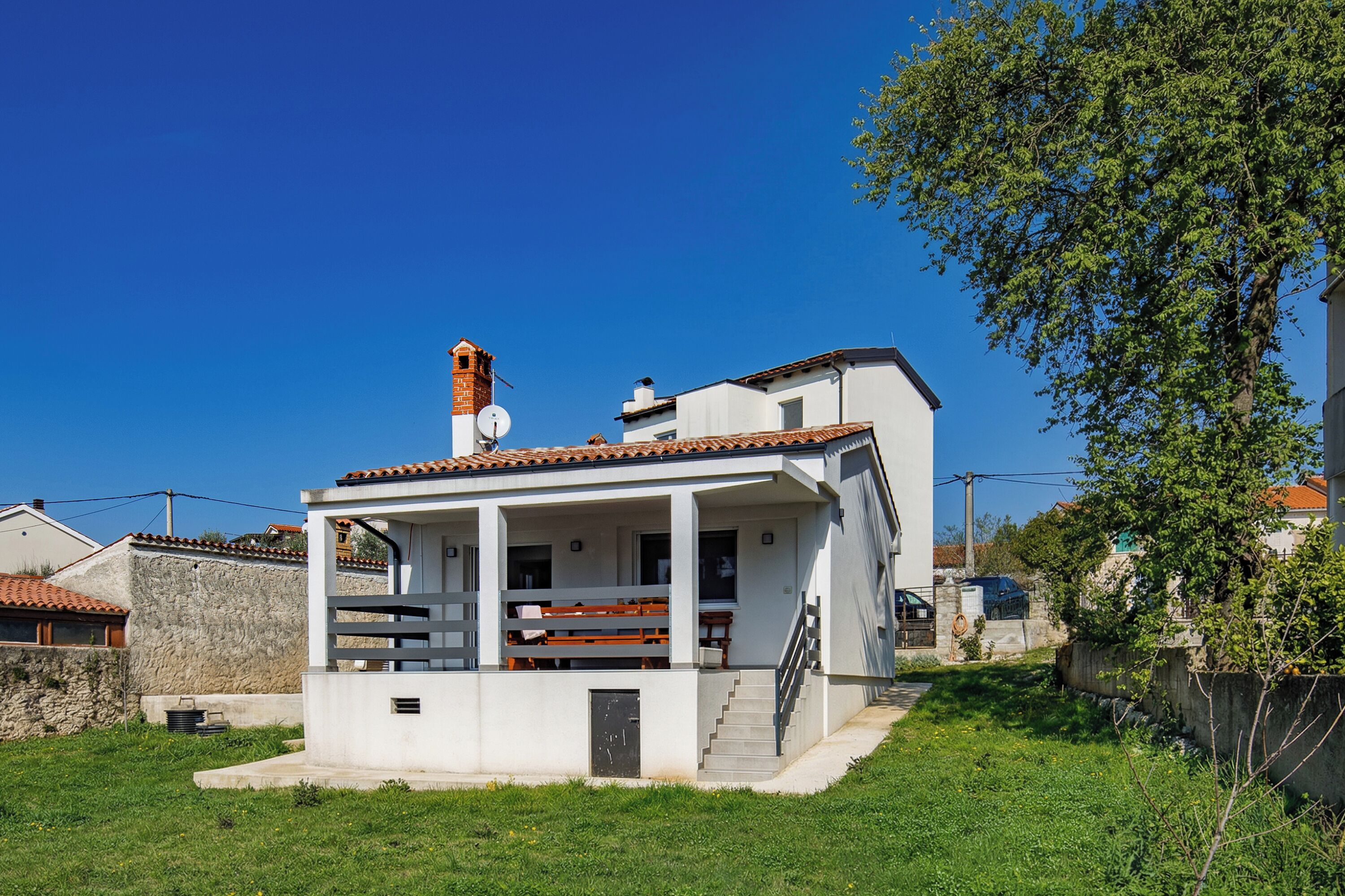 Family House, Multiple Bedrooms (Sun & Garden Near Pula 700m To Sea) | Exterior