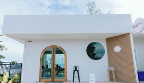 Front of property - Miami Seaview (La-ngu)