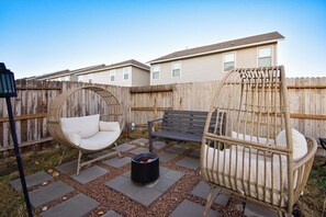 Terrace/patio - Near Lackland and sea world! Perfect for BMT graduations! (San Antonio)