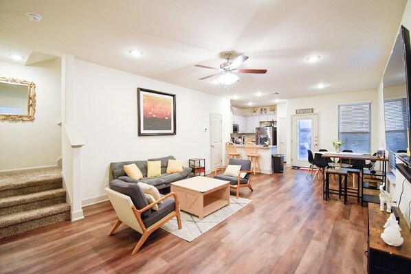 Living area - Near Lackland and sea world! Perfect for BMT graduations! (San Antonio)