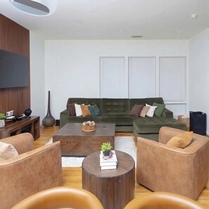 Living area - Happiness at NO-CHARGE in walkaway Akard Travelbae Luxe Haus (Dallas)