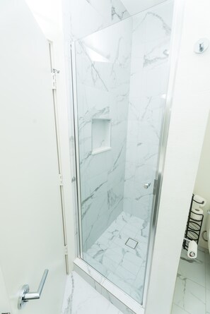 Towels, soap, toilet paper - Happiness at NO-CHARGE in walkaway Akard Travelbae Luxe Haus (Dallas)